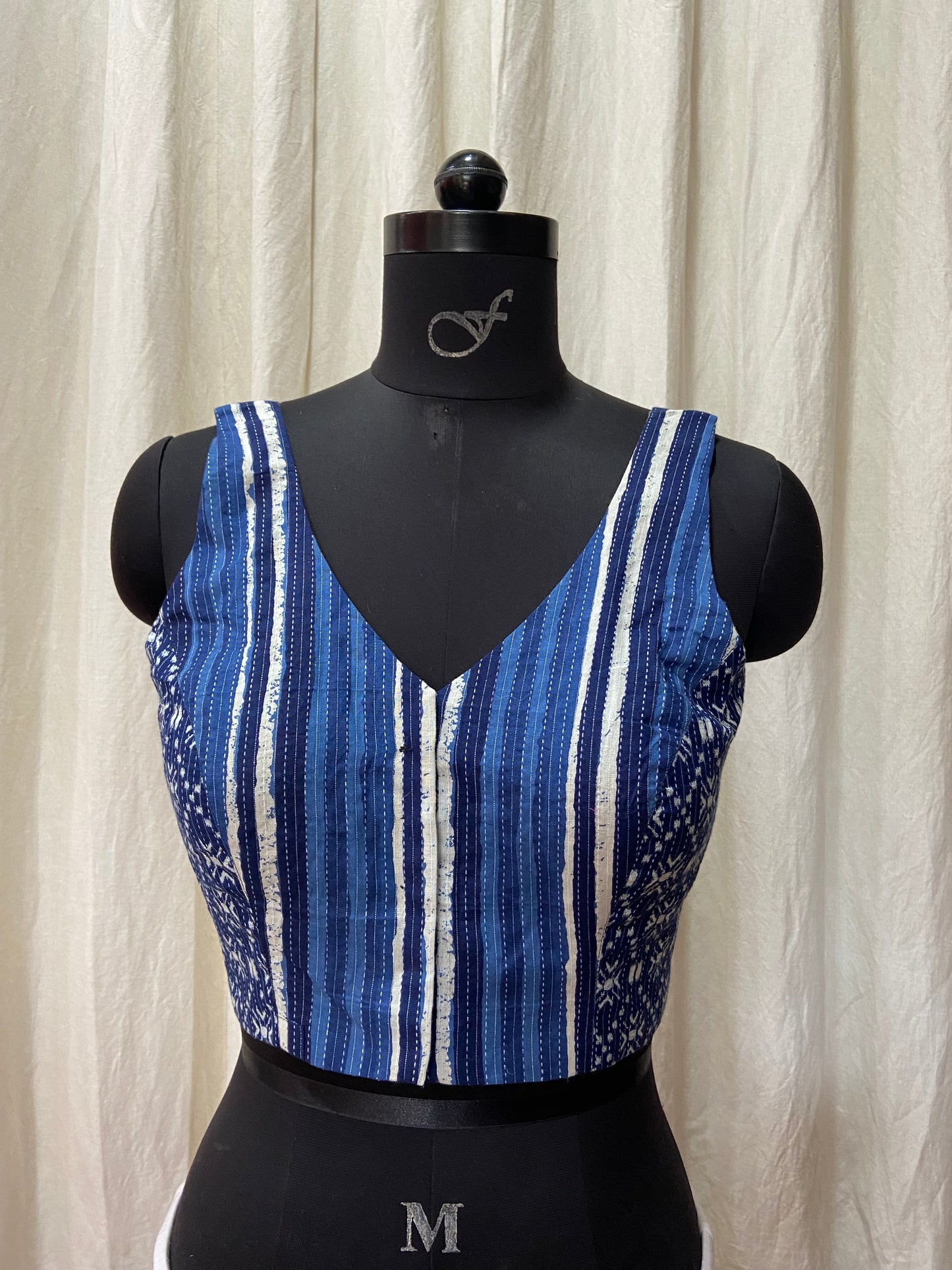 SLEEVELESS BLOUSE