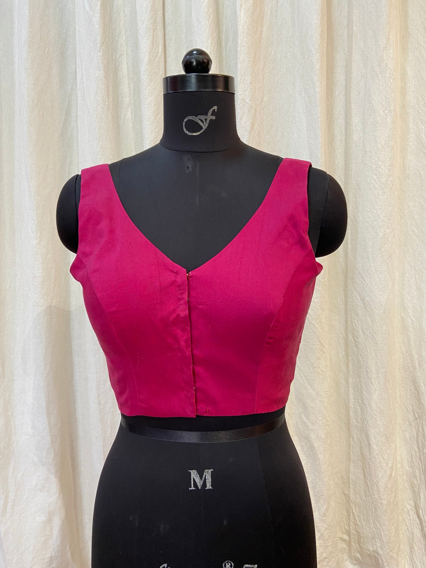 SLEEVELESS BLOUSE