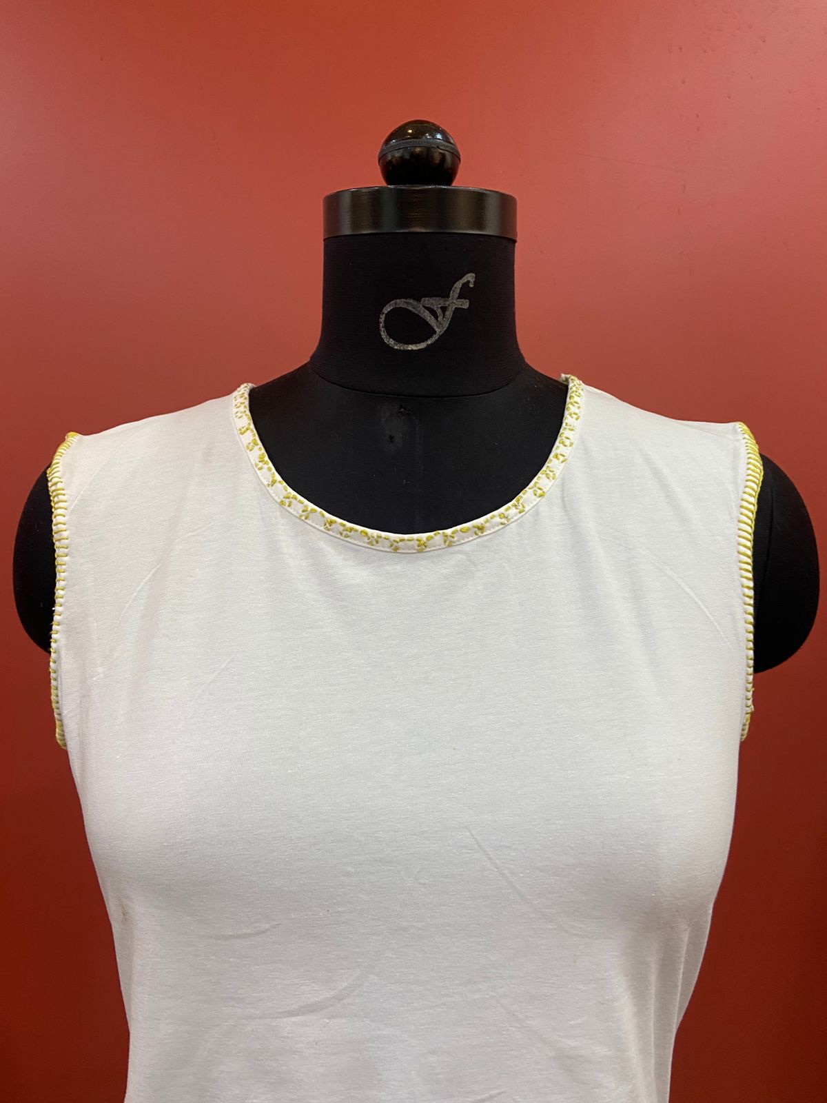 SLEEVELESS TSHIRT